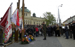 1.5. odhalení pomníku gen. Pattona - kpt. Jiří Štětina při položení kytice k pomníku.